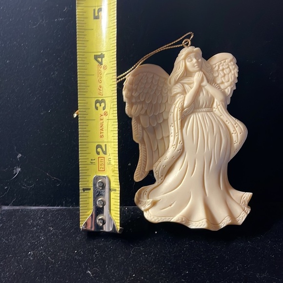 Avon Vintage NIB “Season’s Joy Ornament Angel” Cream w/gold hanging string. - Picture 3 of 7
